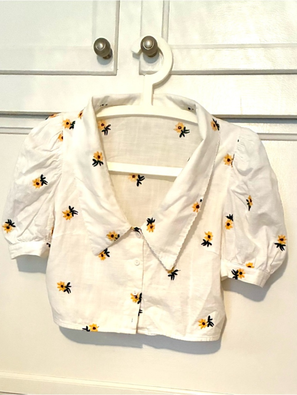 White Cropped Button-Up Blouse with Yellow Floral Daisy Embroidery Puff Sleeve